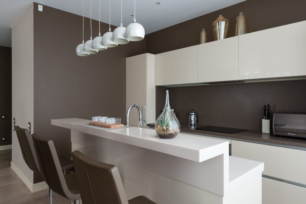 diseño de cocina moderno/A modern kitchen design.